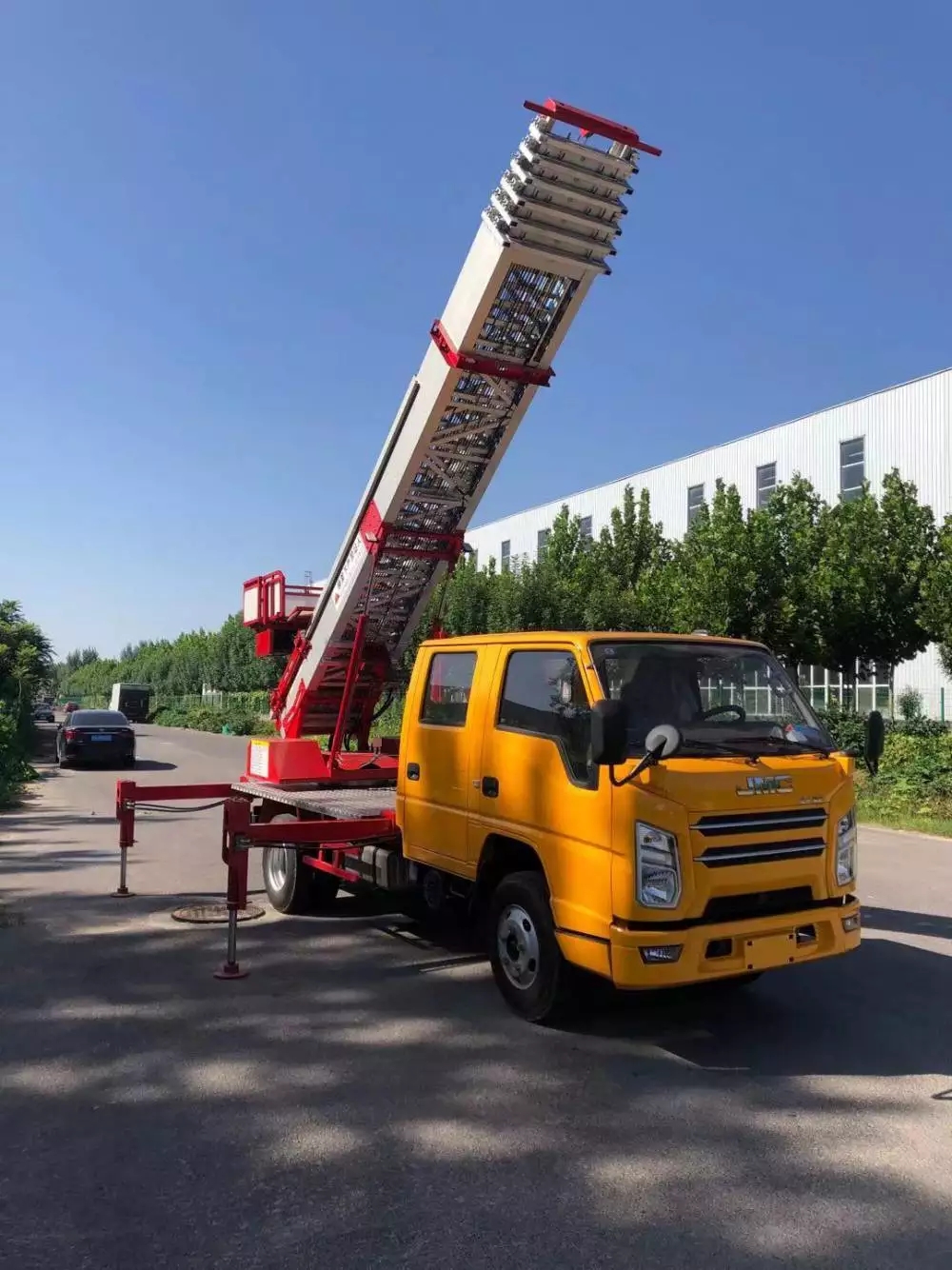 云岩附近的云梯车出租服务：轻松解决高空作业需求