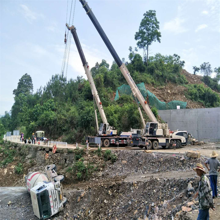 云岩汽车掉沟里叫吊车救援要多少钱